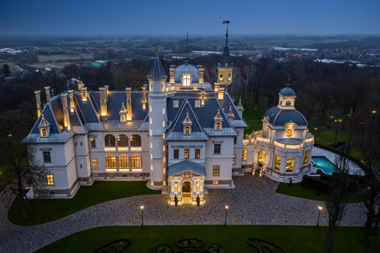 Botaniq Castle Of Tura - Small Luxury Hotels Of The World Exteriör bild